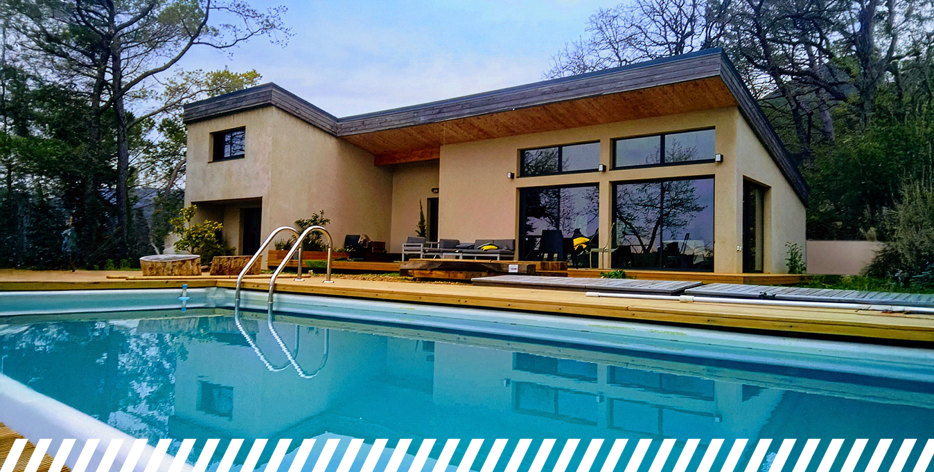 Construire en panneaux de bois massif, c’est faire le choix d’un matériau naturel et une esthétique selon le style souhaité : contemporain, traditionnel ou design.